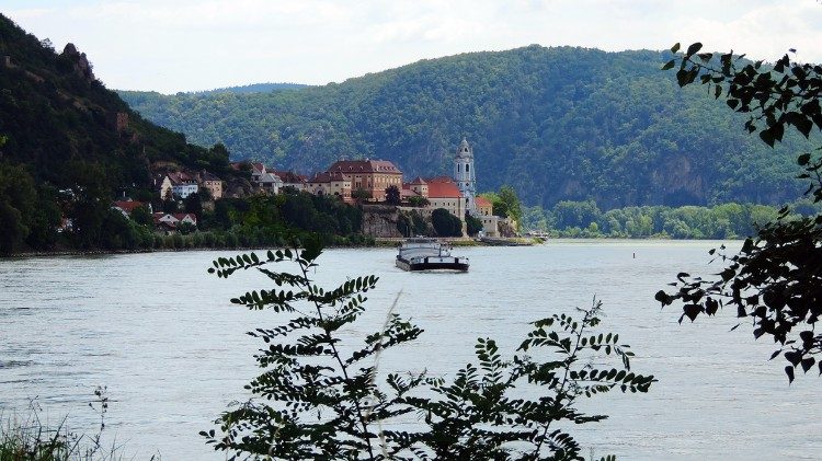 Der berühmte blaue Kirchturm von Dürnstein in der Wachau in der Diözese St. Pölten