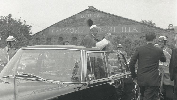 Papież Paweł VI przed wejściem do Katakumb Domitylli