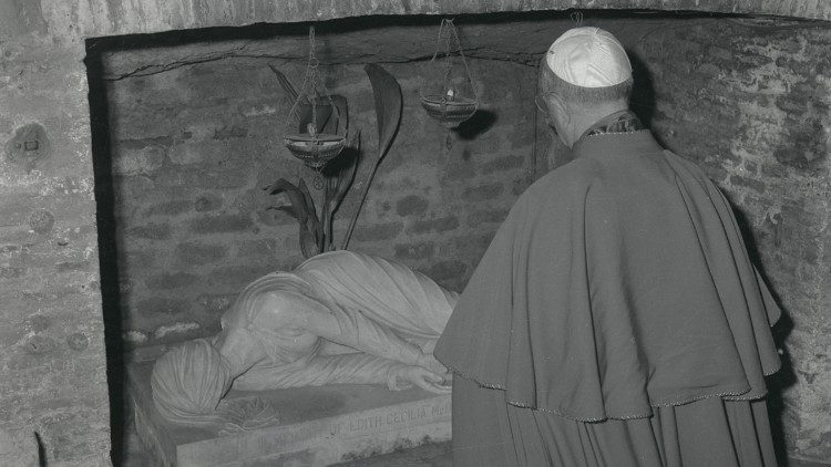 Paolo VI in visita alle Catacombe