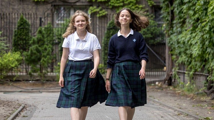 Obecnie w Polsce działa kilkaset szkół i przedszkoli prowadzonych przez zgromadzenia zakonne oraz diecezje