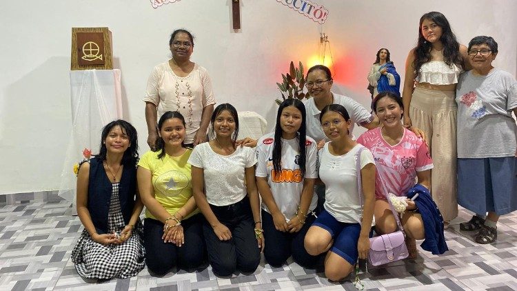 பெரு நாட்டு மக்களுடன் அருள்சகோதரி ஹில்டா மேரி பெர்னத் (இடப்புறம் நிற்பவர்)  