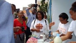 Marina Almeida (ao centro) Secretária Geral da Cáritas de Cabo Verde