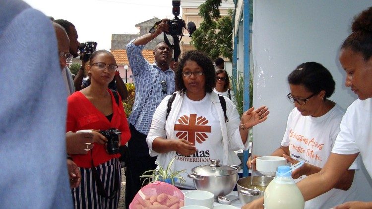 Marina Almeida (ao centro) Secretária Geral da Cáritas de Cabo Verde