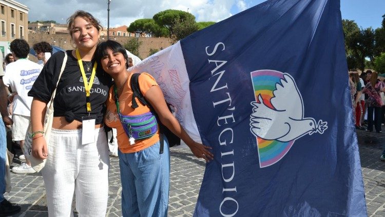 Dos chicas de la Comunidad de Sant'Egidio antes del inicio de la peregrinación Jubilar
