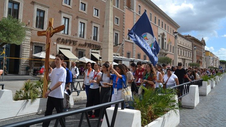 Jóvenes de San Egidio peregrinan en la via de la Conciliación hasta la Basílica de San Pedro