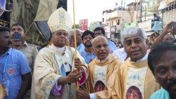 கொடியேற்றத்தின்போது பேராயர் ஜார்ஜ் அந்தோணிசாமி 