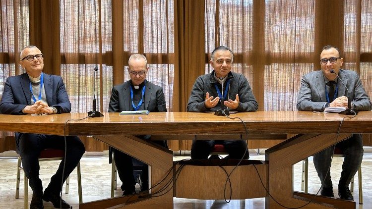 Atrio Aula Paolo VI, in Vaticano. Da sinistra: don Gianluca Marchetti, Sottosegretario della CEI, monsignor Valentino Bulgarelli, Segretario del Comitato Nazionale del Cammino sinodale, S.E. Monsignor Erio Castellucci, Presidente del Comitato Nazionale del Cammino sinodale, Vincenzo Corrado, direttore dell'Ufficio Comunicazione CEI