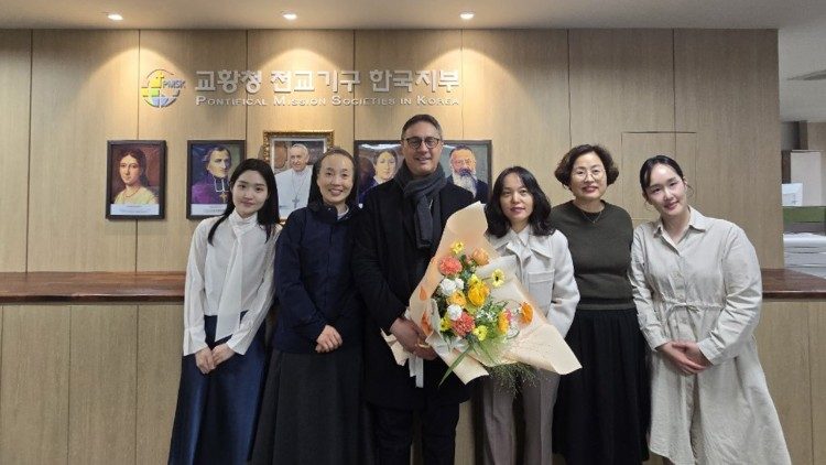 Monseñor Emilio Nappa visita la sede de las OMP en Seúl.