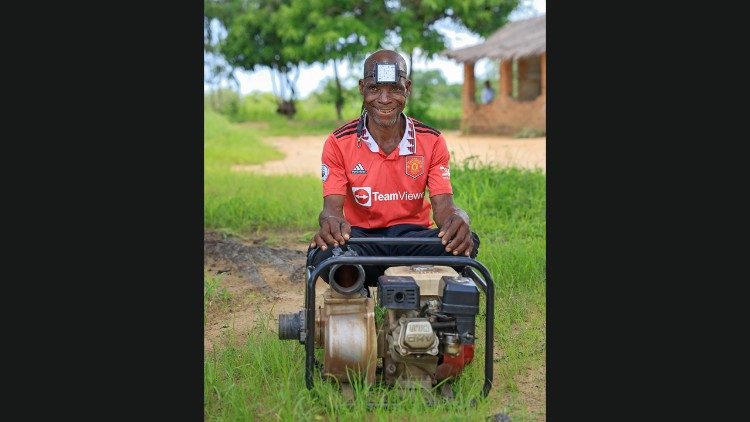 Dieser Mann konnte eine Wasserpumpe kaufen