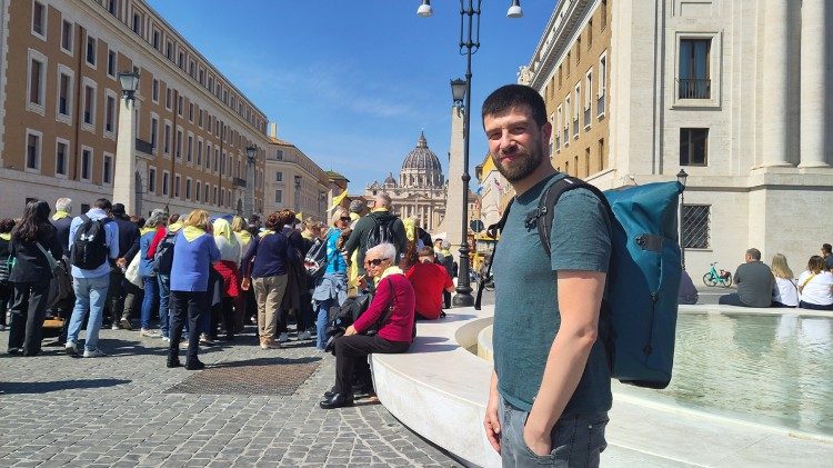 Alexander Darbinjan, otorrinolaringólogo de 42 años de Bautzen, Sajonia, entre los veinte mil peregrinos del Jubileo de los enfermos y el mundo de la salud