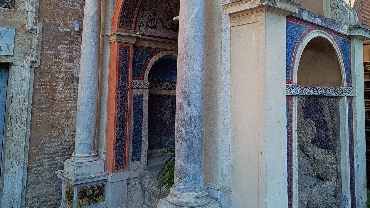 Die neue Kapelle im Vatikan mit der Statue der Maria Rosa Mistica