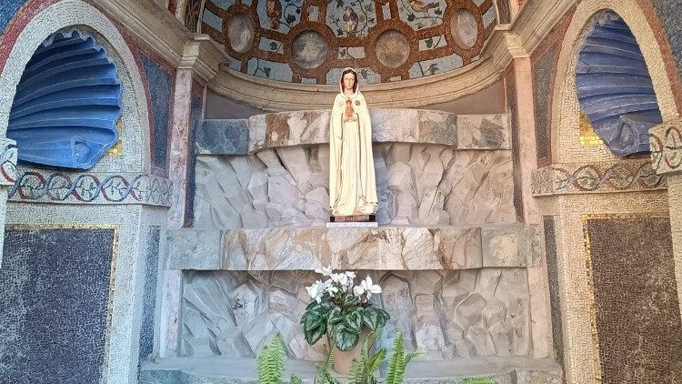 Фігурка Марыі Містычнай Ружы, устаноўленая ў Ватыкане