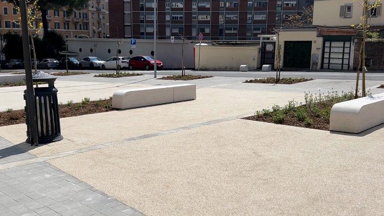 Il rifacimento della pavimentazione con verde e sedute