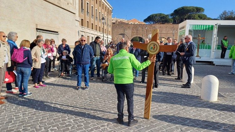 El inicio de la procesión en la Piazza Pia