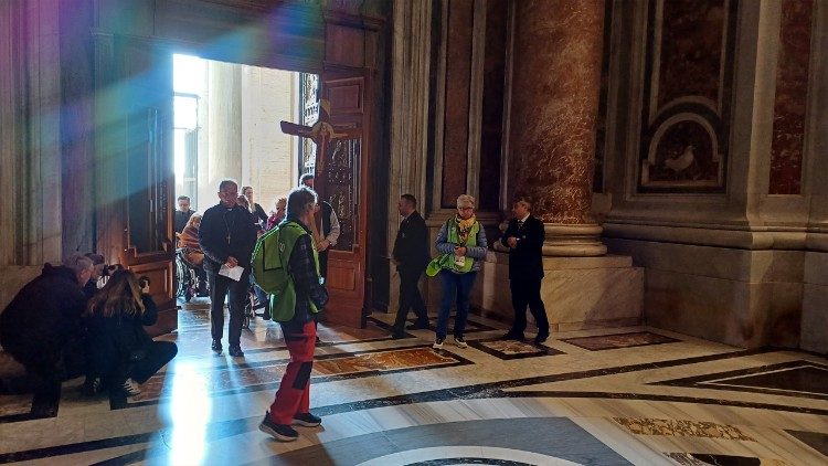 Peregrinos enfermos cruzan la Puerta Santa