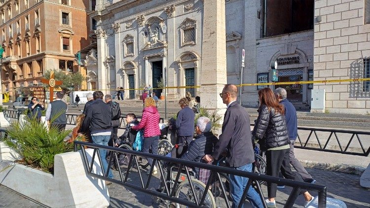 Oracion durante la procesión hasta la Basílica de San Pedro