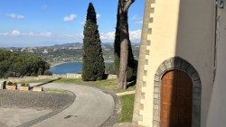 A Castel Gandolfo-i pápai rezidencia a kertekkel és az Albano-i tóval 