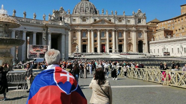 Slovenskí pútnici po svätej omši v Bazilike sv. Petra 4. apríla 2025 