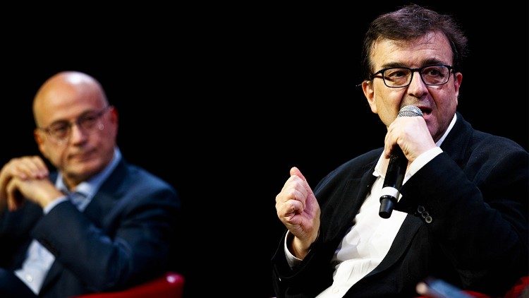 El escritor Javier Cercas habla durante la presentación del libro "El loco de Dios en el fin del mundo" (©Pasqualini, Musacchio/Musa)