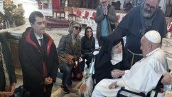 Papa Francisc înconjurat de un grup de pelerini în bazilica San Pietro duminică, 6 aprilie 2025