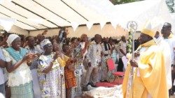 Mgr Armand Koné, archevêque de Korhogo en Côte d'Ivoire et des fidèles, samedi 5 avril 2025, jour de son ordination épiscopale.