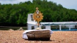 Adoration du Saint-Sacrement en pleine nature. 