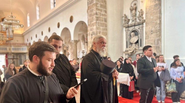 Učenici i profesori Srpske pravoslavne gimnazije s episkopom Kirilom u svetištu sv. Šimuna u Zadru