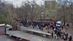 Раздача гуманитарной помощи в Запорожье