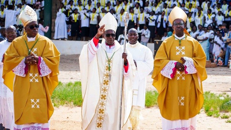 Mgr Emmanuel Ntakarutimana, au terme de la messe de son ordination épiscopale, samedi 5 avril à Bubanza, au Burundi.