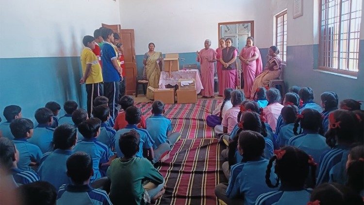 Studenti účastnící se programu Světového dne boje proti AIDS