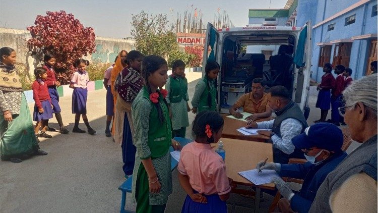 Zdravotnický tábor pro studenty, který se konal v internátní škole