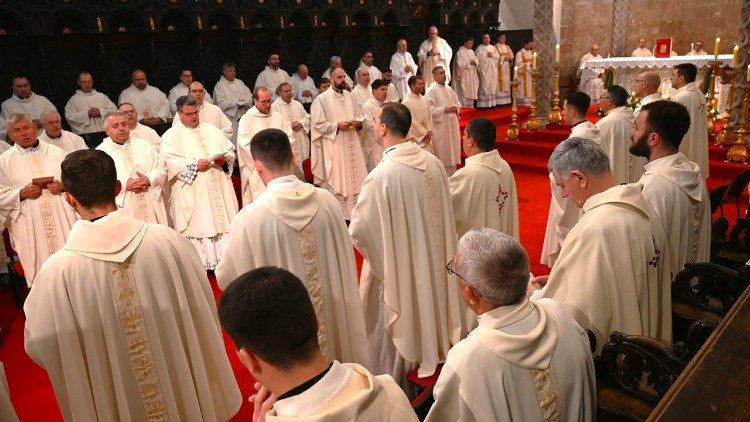 Biskupijski i redovnički svećenici u katedrali sv. Stošije u Zadru