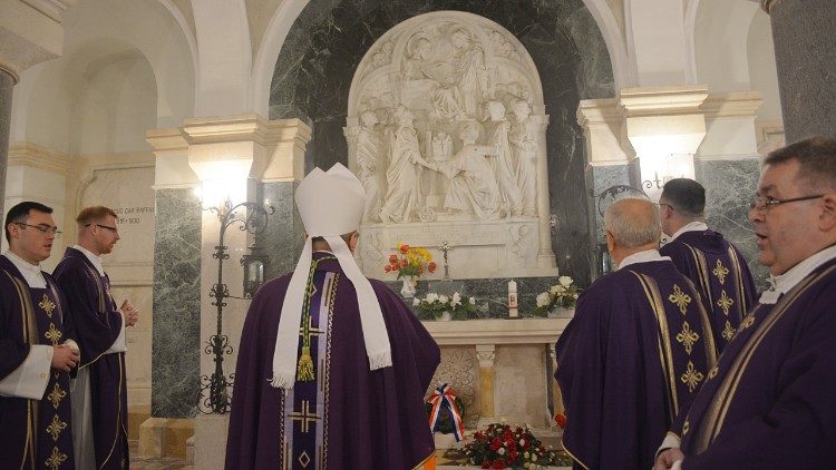 Nadbiskup Hranić u molitvi pokraj groba biskupa Strossmayera