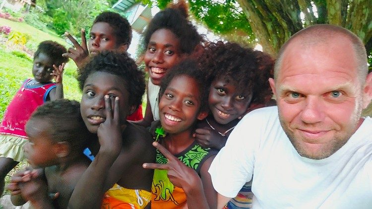 Wamisionari na wenyeji wa Papua New Guinea