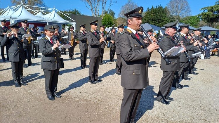 L'installazione di Pistoletto Savarese accompagnata dalla musica