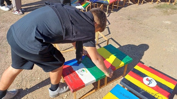 Un momento dell'installazione della Bandiera del Mondo