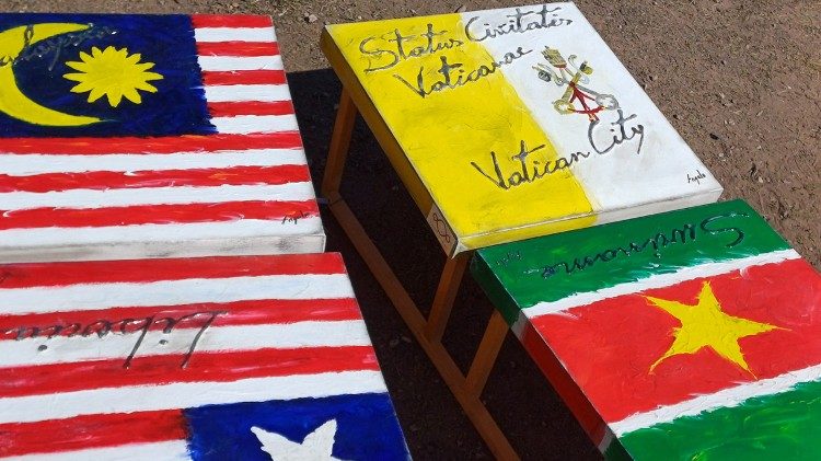 In alto a destra la bandiera dello Stato Città del Vaticano