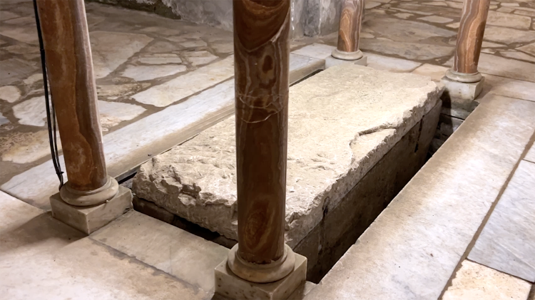 El sarcófago en la cripta de San Sebastián