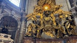 Oltář katedry a přilehlé náhrobky papežů