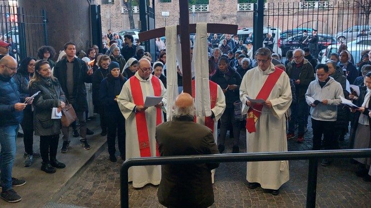 El Vía Crucis de los Invisibles terminó en el atrio del comedor social de Cáritas en Via Marsala