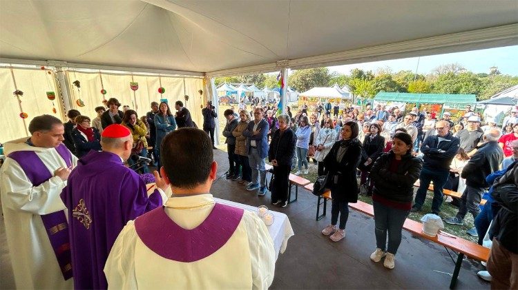 La Santa Messa al Villaggio per la Terra 2025 celebrata dal cardinale Reina, vicario del Papa per la Diocesi di Roma