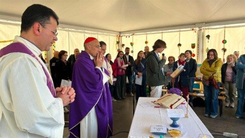 Il cardinale vicario generale del Papa per la diocesi di Roma, Baldo Reina, al Villaggio per la Terra