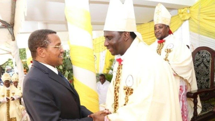 Askofu Sangu akisalimiana na Rais Mstaafu J. Kikwete