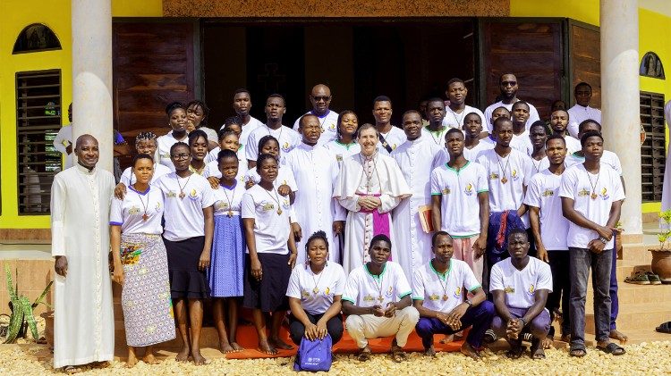 Au terme de sa visite à l'École internationale de prière et d'évangélisation Jeunesse Bonheur samedi 12 avril 2025, Mgr Rubén Darío Ruiz Mainardi, Nonce apostolique près le Bénin et le Togo, pose avec les jeunes qui y sont en formation