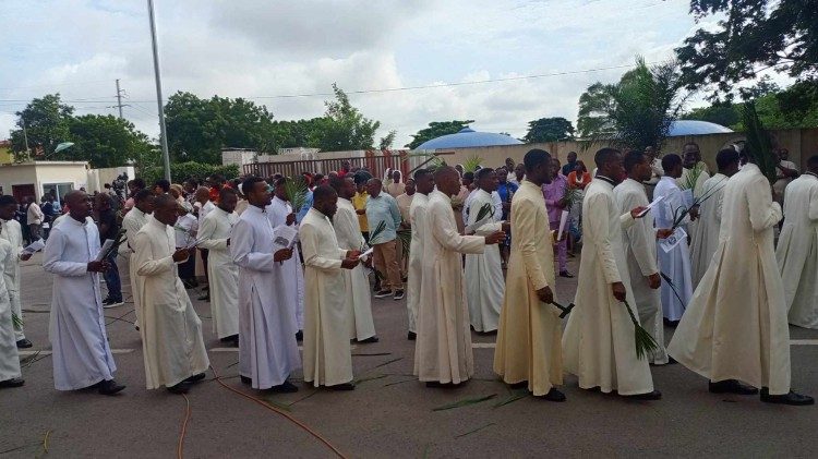 Fiéis angolanos participam da cerimónia do Domingo de Ramos