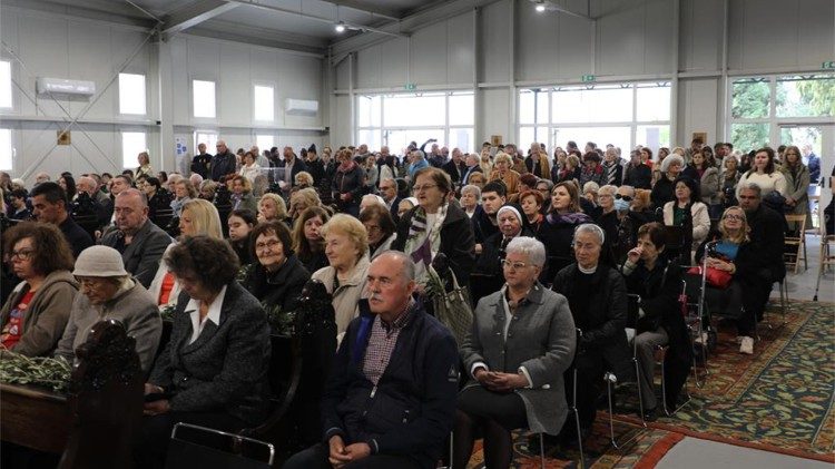 Vjernici na misi u Bogoslužnom prostoru bl. Alojzija Stepinca u Zagrebu