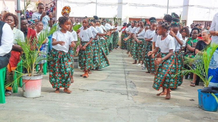 Jovens fiéis no Domingo de Ramos, na Beira, Moçambique