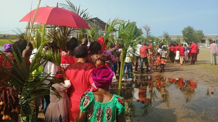2025.04.14 Kuito-Bié - La Domenica delle Palme negli anni passati