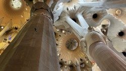 Ein Blick an die Decke der katholischen Basilika de la Sagrada Familia - In Spanien gibt es aber auch 8.140 nicht-katholische Gotteshäuser