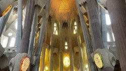 Interiér barcelonské baziliky Sagrada Familia